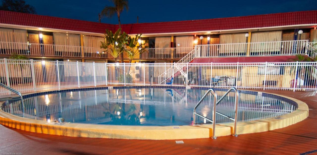 Express Inn & Suites - 5 Miles From St Petersburg Clearwater Airport Ngoại thất bức ảnh