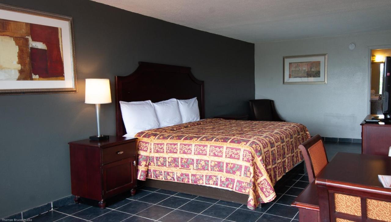Express Inn & Suites - 5 Miles From St Petersburg Clearwater Airport Ngoại thất bức ảnh