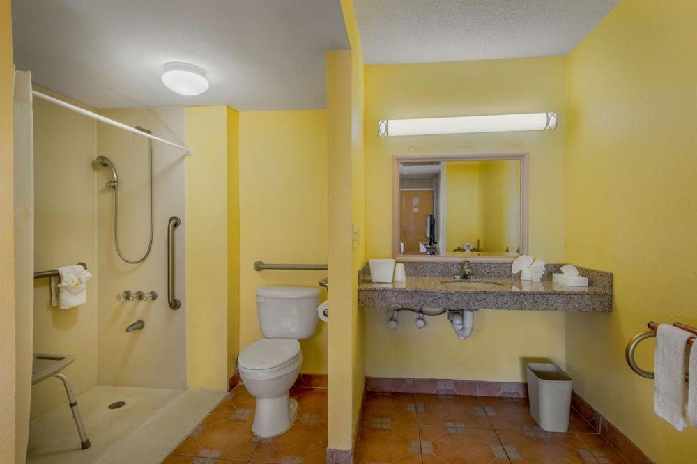 Express Inn & Suites - 5 Miles From St Petersburg Clearwater Airport Ngoại thất bức ảnh