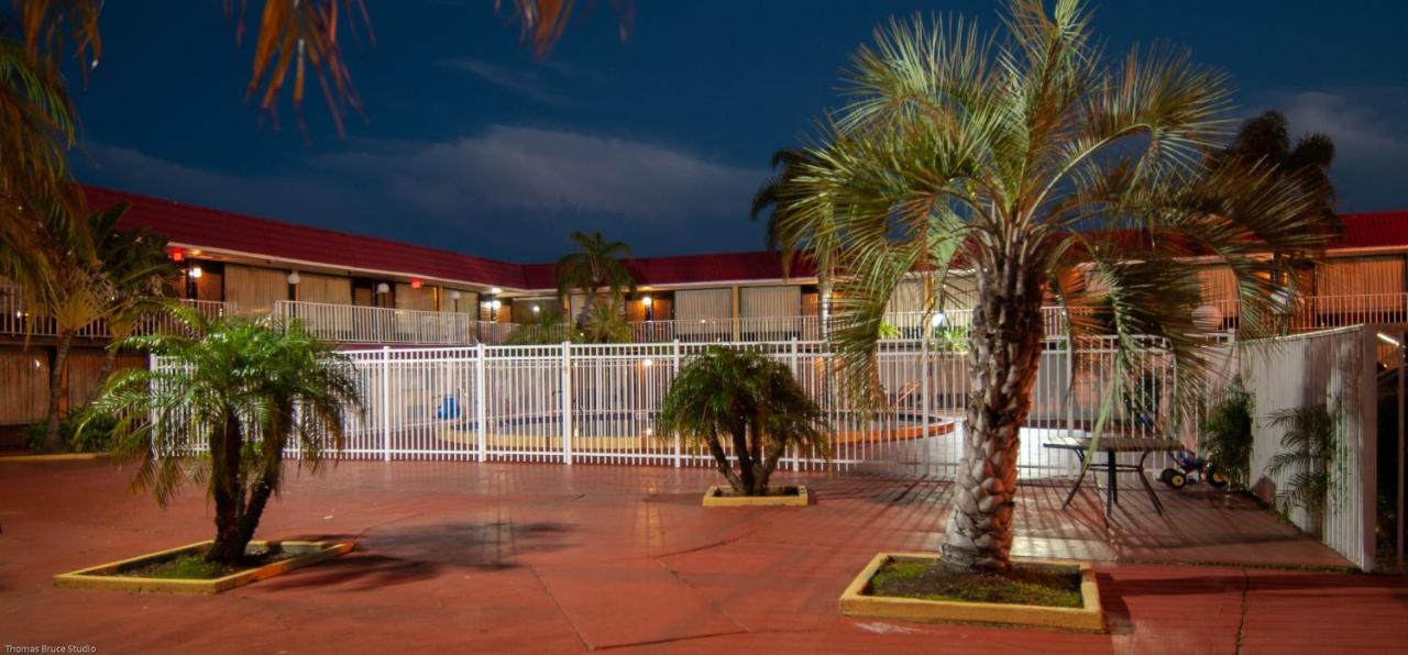 Express Inn & Suites - 5 Miles From St Petersburg Clearwater Airport Ngoại thất bức ảnh