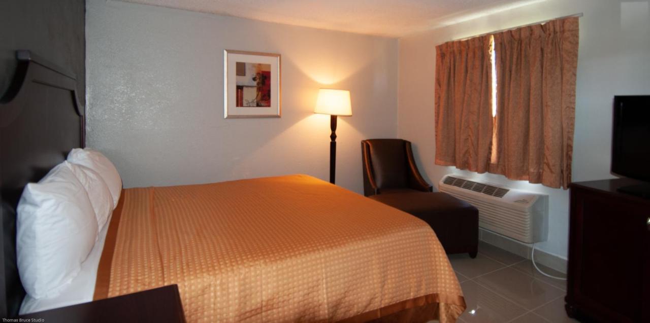 Express Inn & Suites - 5 Miles From St Petersburg Clearwater Airport Ngoại thất bức ảnh