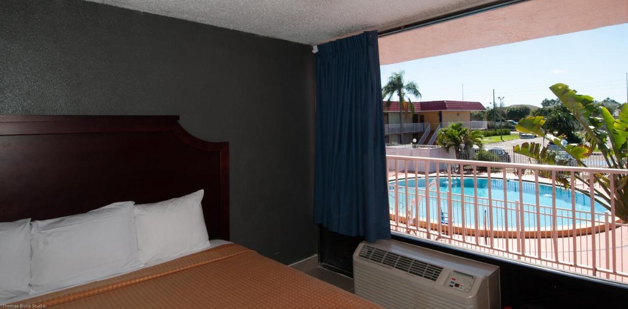 Express Inn & Suites - 5 Miles From St Petersburg Clearwater Airport Ngoại thất bức ảnh