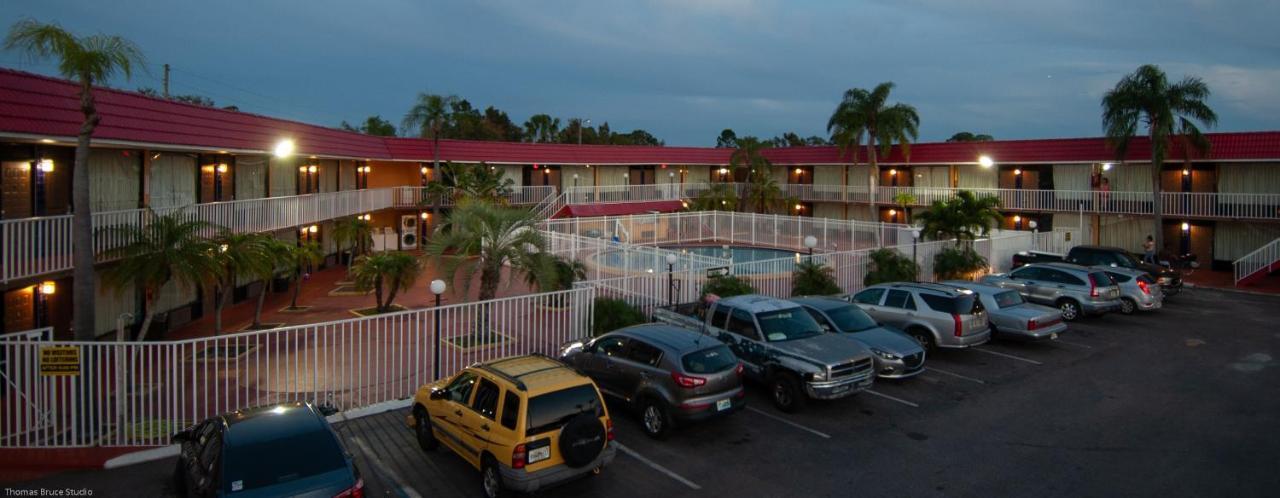 Express Inn & Suites - 5 Miles From St Petersburg Clearwater Airport Ngoại thất bức ảnh