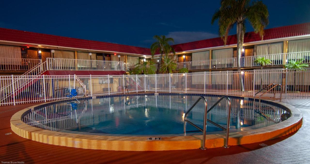 Express Inn & Suites - 5 Miles From St Petersburg Clearwater Airport Ngoại thất bức ảnh