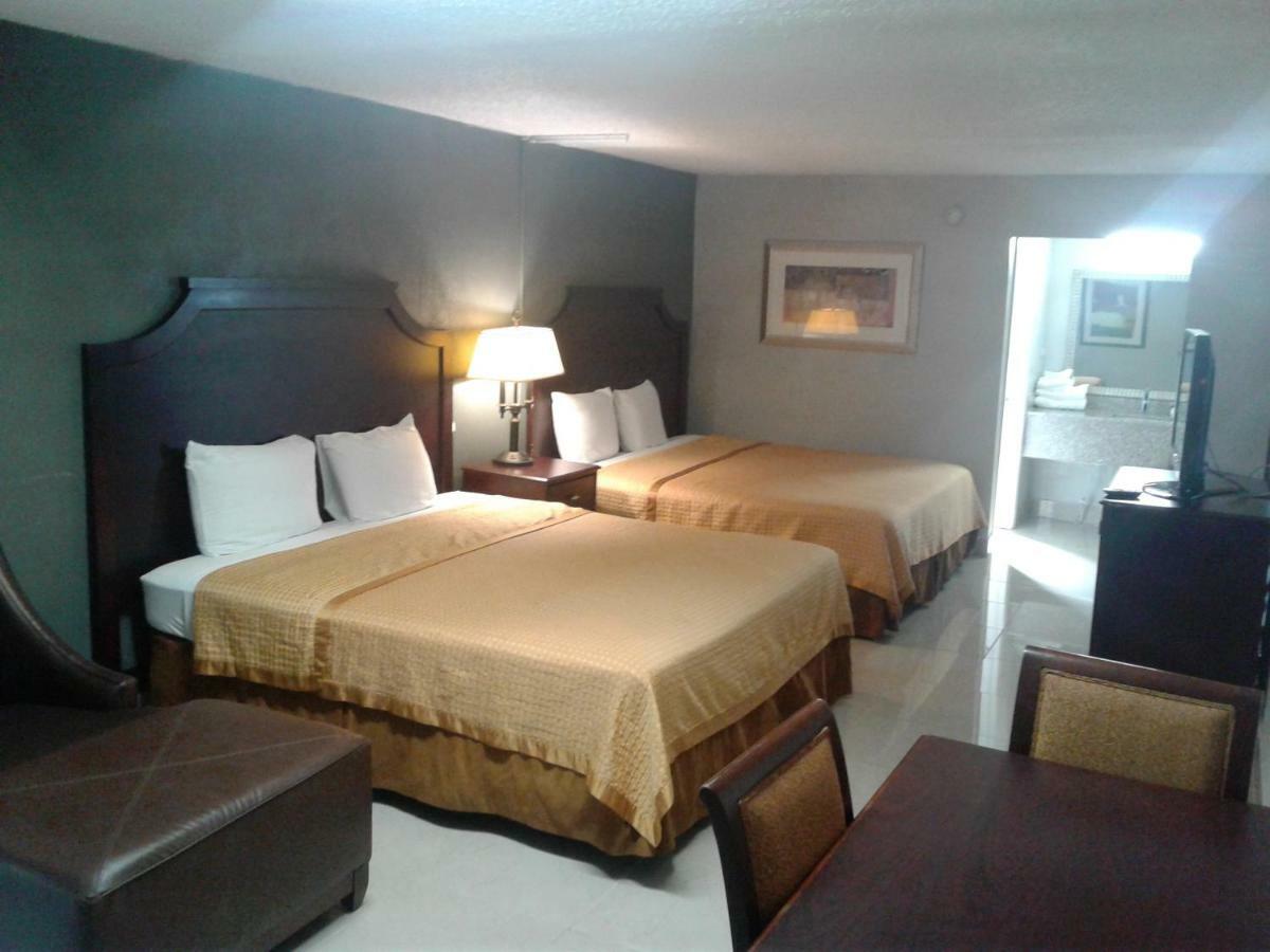 Express Inn & Suites - 5 Miles From St Petersburg Clearwater Airport Ngoại thất bức ảnh