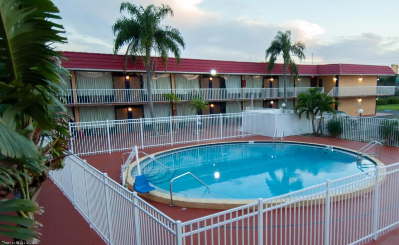 Express Inn & Suites - 5 Miles From St Petersburg Clearwater Airport Ngoại thất bức ảnh